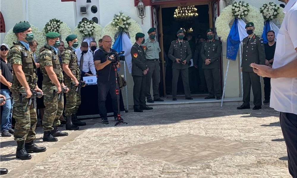 Συγγενείς και φίλοι στο τελευταίο αντίο του άτυχου αλεξιπτωτιστή